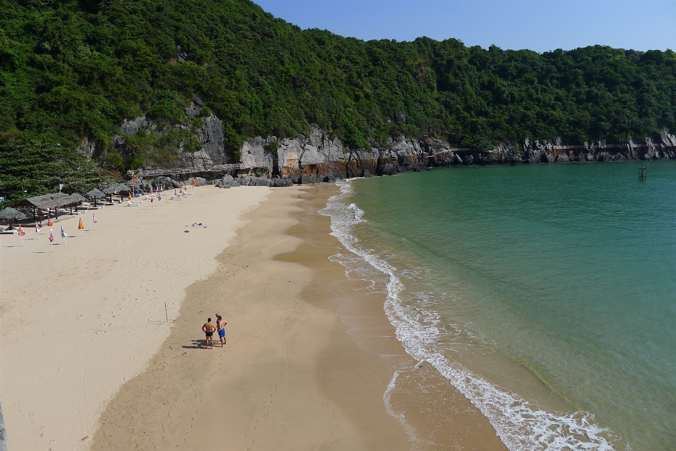 Bãi biển Cát Cò 1 và sức hút khó cưỡng giữa lòng đảo Cát Bà