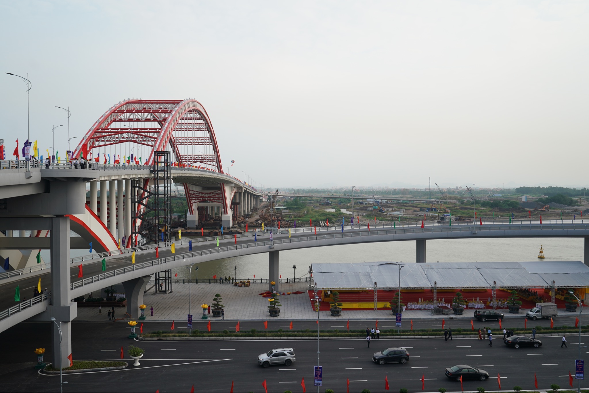 Cầu Hoàng Văn Thụ: Biểu Tượng Kiến Trúc Mới Bên Dòng Sông Cấm