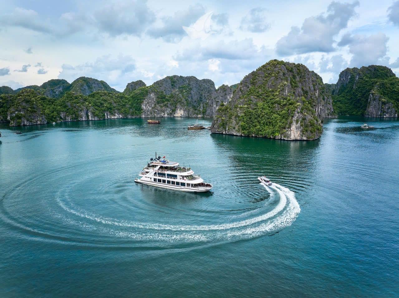 Vịnh Lan Hạ bản giao hưởng xanh của biển trời Cát Bà