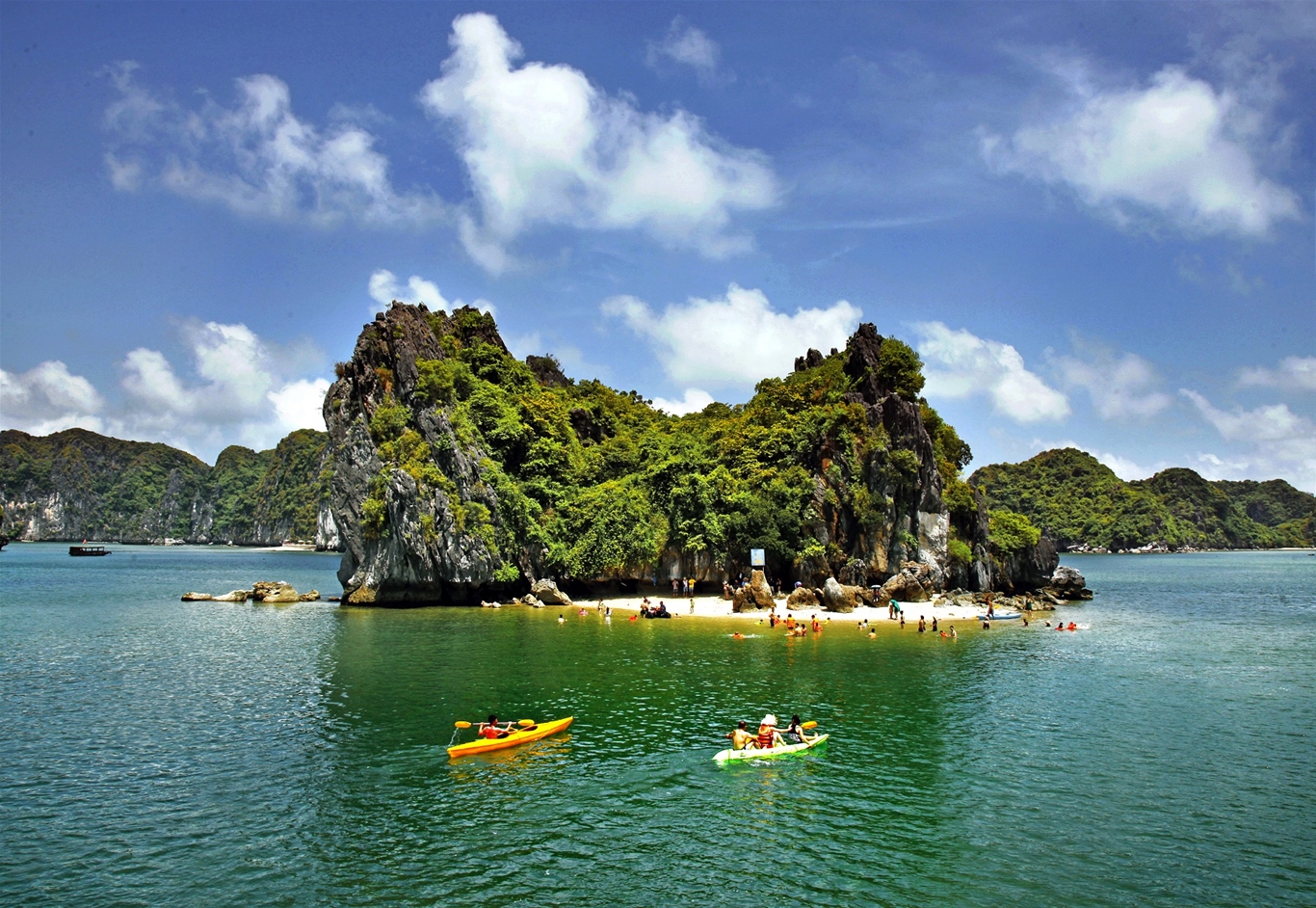 Vịnh Lan Hạ bản giao hưởng xanh của biển trời Cát Bà