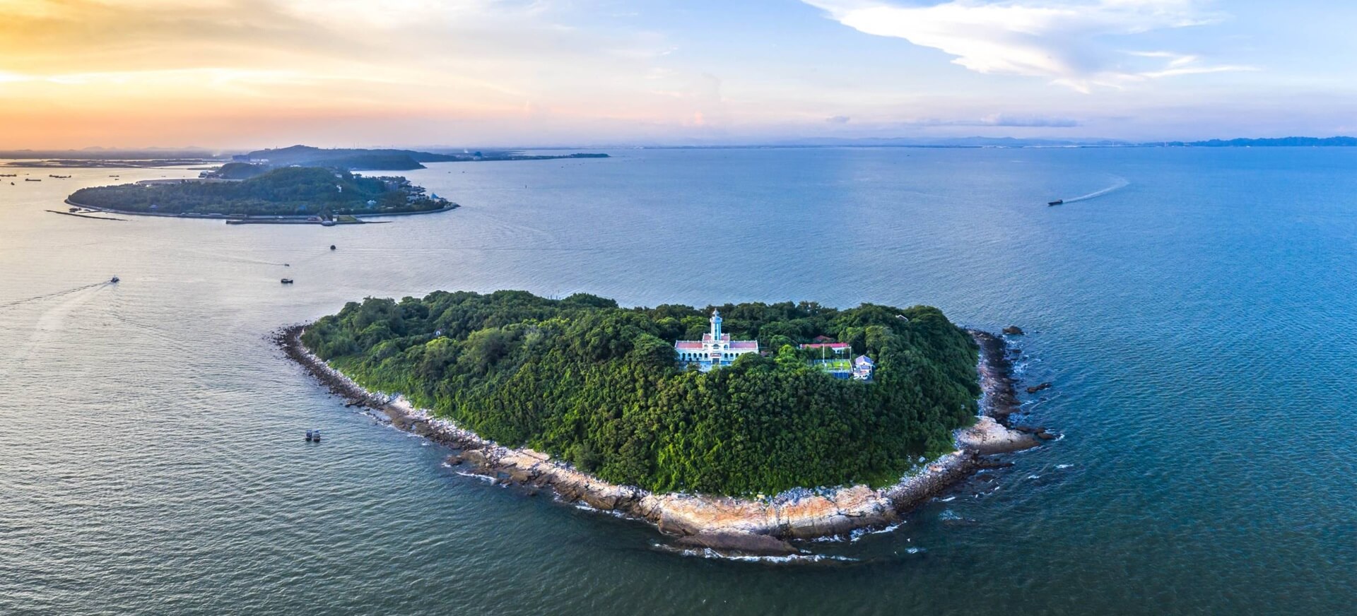 Du lịch Hải Phòng 1 ngày mở lối khám phá thành phố hoa phượng đỏ từ sáng sớm đến đêm khuya