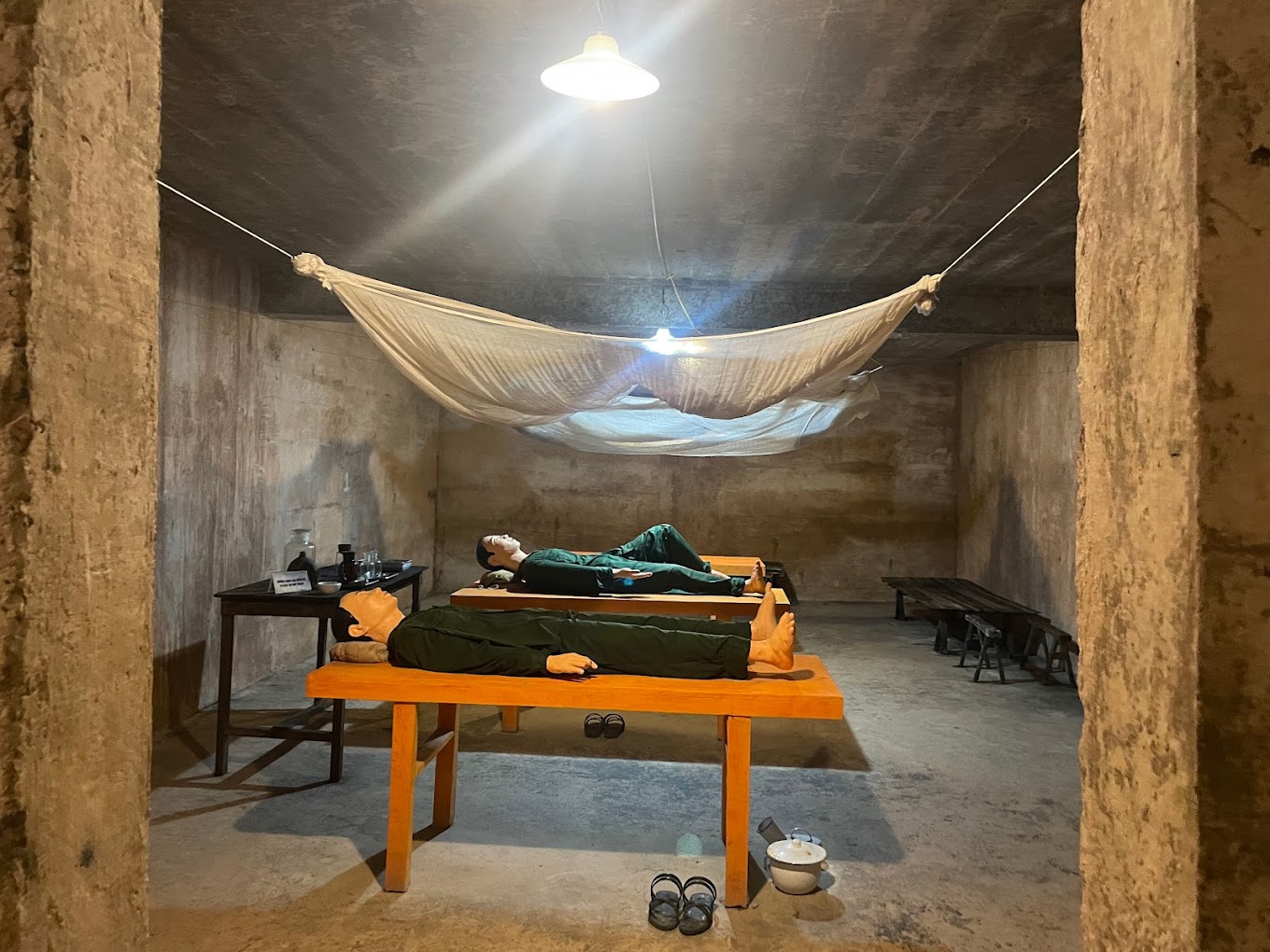 Hang Quân Y – Hành trình khám phá kỳ quan lịch sử giữa lòng Cát Bà hùng vĩ